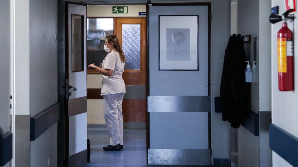 Uma técnica de saúde numa ala do Hospital de Santa Maria, em Lisboa, 03 de maio de 2022. (ACOMPANHA TEXTO DA LUSA DO DIA 06 DE MAIO DE 2022). TIAGO PETINGA/LUSA