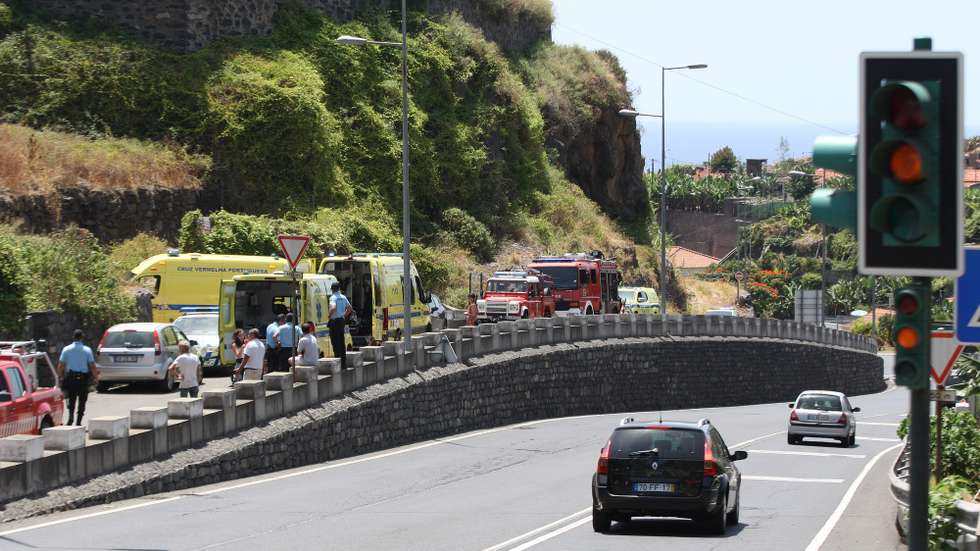 Uma derrocada com possibilidade de haver pessoas feridas e soterradas, ao inicio desta tarde na freguesia de São Martinho, no Funchal, 20 de agosto de 2022, HOMEM DE GOUVEIA/LUSA