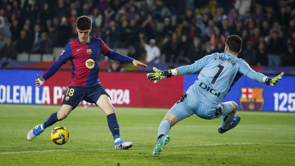 epa11993240 FC BarcelonaÂ´s Pau Victor (L) in action against OsasunaÂ´s goalkeeper Sergio Herrera (R) during the Spanish LaLiga soccer match between FC Barcelona and CA Osasuna, in Barcelona, Spain, 27 March 2025.  EPA/Alberto Estevez