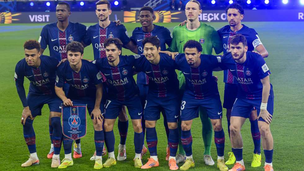 epa12599062 Players of PSG pose for a group photo ahead of the FIFA Intercontinental Cup 2025 match between Paris Saint-Germain and CR Flamengo at Ahmad Bin Ali Stadium in Al-Rayyan, Qatar, 17 December 2025.  EPA/NOUSHAD THEKKAYIL