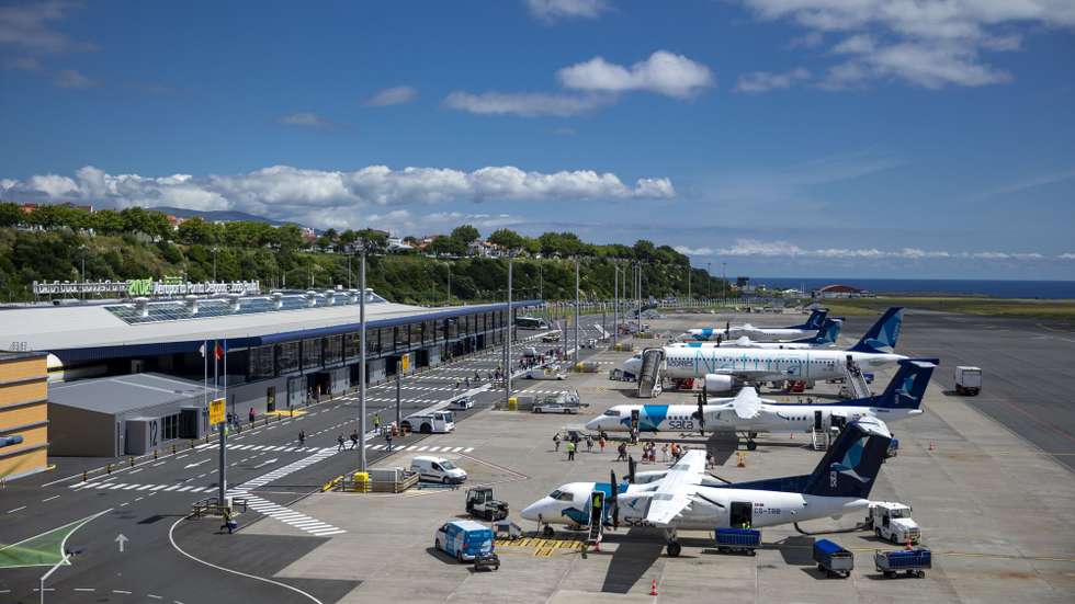Aviões da Azores Airlines, no Aeroporto João Paulo II em Ponta Delgada, Açores, 11 de outubro de 2023. A privatização dos consórcios interessados na empresa da SATA apresentaram novas ofertas de 7,026 euros e 6,60 euros por ação. Decisão final será tomada até ao início de Outubro. EDUARDO COSTA/LUSA