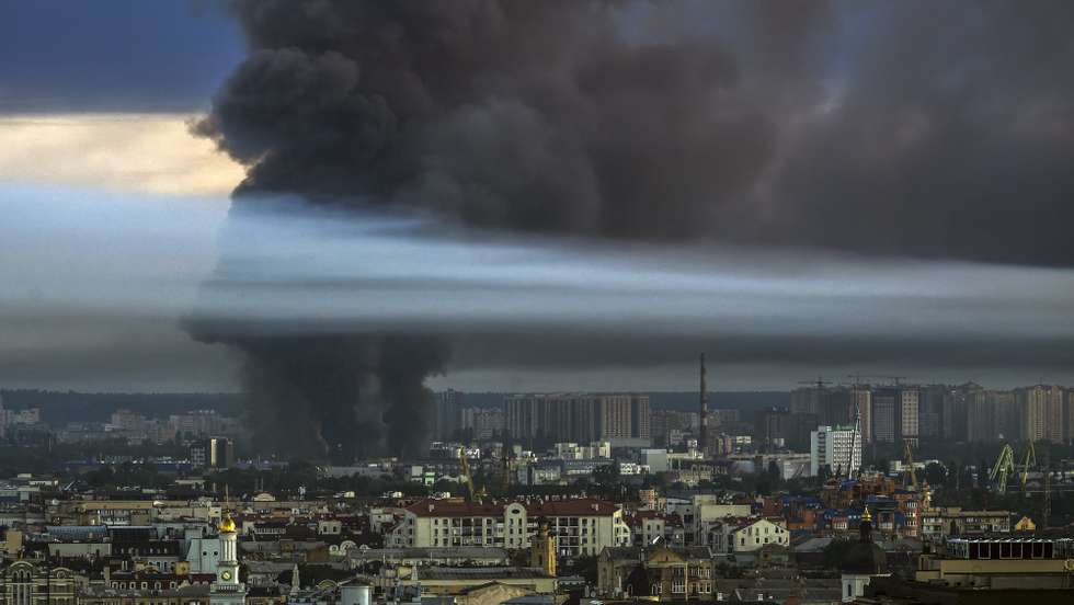 epaselect epa13079796 Smoke rises above Kyiv, Ukraine, 02 July 2026, after a massive combined Russian attack, amid the Russian invasion. According to the State Emergency Service of Ukraine, at least 17 people were killed and more than 90 injured after the overnight attack on Kyiv. The Ukrainian Air Force said Russia launched about 500 drones and more than 70 missiles of different types in the attack, with Kyiv the main direction of the assault.  EPA/MAXYM MARUSENKO