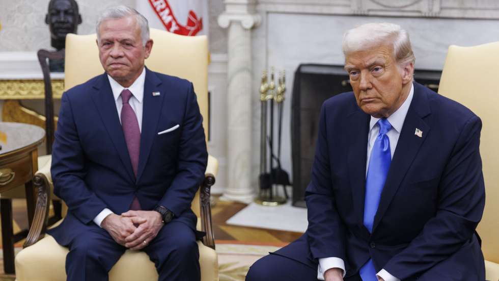 epa11888854 US President Donald J. Trump (R) attends a meeting with the King of Jordan, Abdullah II Ibn Al-Hussein (L) in the Oval Office of the White House in Washington, DC, USA, 11 February 2025. President Trump was expected to talk to King Abdullah to take in Palestinians from Gaza.  EPA/Aaron Schwartz / POOL