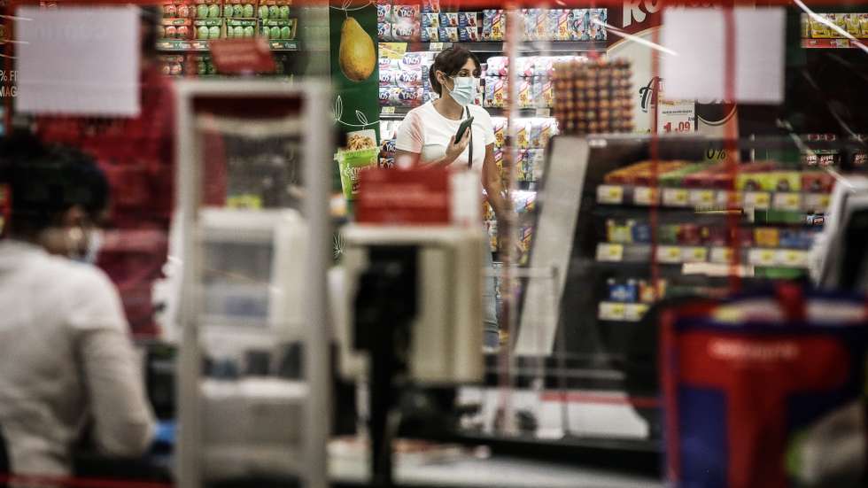Pessoas fazem as suas compras em um supermercado no Centro Comercial Colombo, em Lisboa, 1 de junho de 2020. A atual situação da pandemia da covid-19 na região de Lisboa e Vale do Tejo impediu a abertura em pleno deste centro comercial. MÁRIO CRUZLUSA
