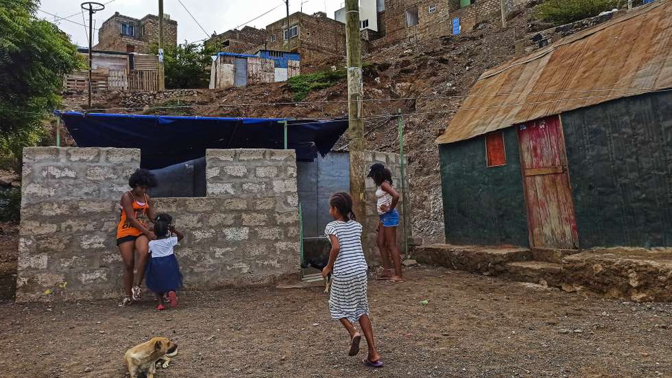 Crianças brincam no bairro informal de São Vicente, na zona da Espia, no Mindelo, ilha de São Vicente, Cabo Verde, 08 de agosto de 2021. Guiadas pelo sonho de casa própria e perante rendas que o bolso não suporta, centenas de famílias cabo-verdianas ergueram nos últimos anos casas de bidão ou "tambor" em São Vicente, que de provisórias passam habitualmente a quase definitivas. (ACOMPANHA TEXTO DA LUSA DO DIA 17 DE AGOSTO DE 2021). SIDNEIA NEWTON/LUSA