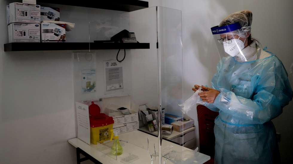 A diretora técnica de uma farmácia de Benfica em Lisboa, prepara-se para efetuar um teste de deteção de covid-19. As farmácias preparam-se para uma maior procura por testes para deteção de covid-19 nos próximos dias, aumentando os stocks e alargando horários para a testagem, sujeita a marcação prévia em Lisboa, 26 de novembro 2021. (ACOMPANHA TEXTO DA LUSA) TIAGO PETINGA/LUSA