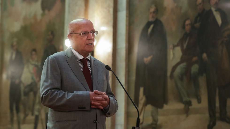 O Presidente da Assembleia da República, Augusto Santos Silva, fala à imprensa após a reunião por videoconferência com o presidente do parlamento ucraniano, Ruslan Stefanchuk, na Assembleia em Lisboa, 18 de maio de 2022. TIAGO PETINGA/LUSA