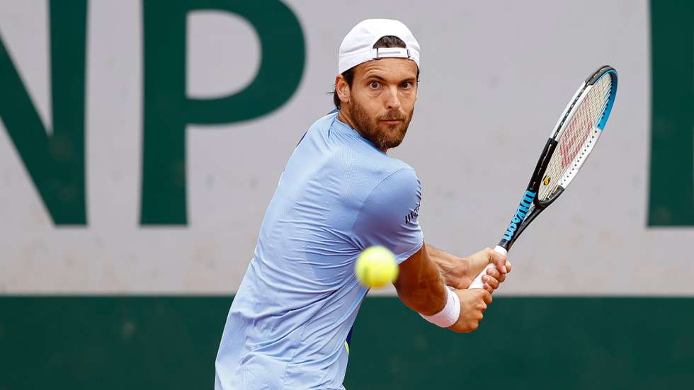 João Sousa conseguiu apenas concretizar três dos dez pontos de break que teve, falhando com isso a conquista do primeiro set ou o empate a três no terceiro set