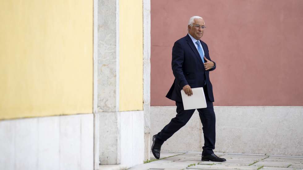 O primeiro-ministro, António Costa, à chegada para a reunião do Conselho de Estado com o único ponto da ordem de trabalhos: “Análise sobre a situação económica e social em Portugal”, no Palácio da Cidadela, em Cascais, 28 de outubro de 2022. JOSÉ SENA GOULÃO/LUSA