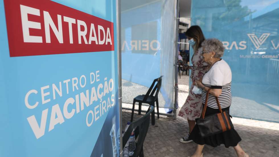 Utentes à entrada do Pavilhão Desportivo Carlos Queiroz em Carnaxide, para serem vacinadas no arranque da campanha de vacinação sazonal contra a gripe e a covid-19. A campanha de vacinação do outono e inverno prevê a coadministração das vacinas contra a gripe e covid-19 em idosos, pessoas com mais de 18 anos com doenças graves, profissionais de saúde e utentes de lares e cuidados continuados, 7 de setembro de 2022. MIGUEL A. LOPES / LUSA