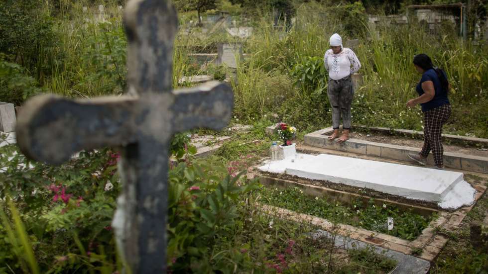epa10282423 People visit the graves of their loved ones during a tribute to relatives on the Day of the Dead at the General Cemetery of the South, in Caracas, Venezuela, 02 November 2022.  EPA/Miguel Gutierrez