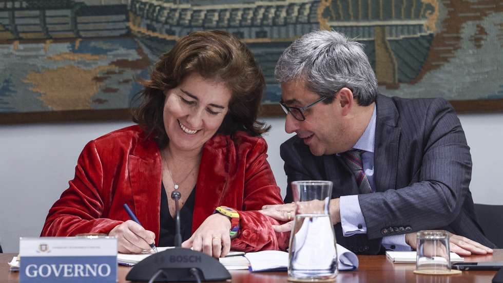 A ministra do Trabalho, Solidariedade e Segurança Social, Ana Mendes Godinho, acompanhada pelo secretário de Estado do Trabalho, Miguel Fontes, na Reunião plenária do Conselho Permanente de Concertação Social, esta tarde em Lisboa, 14 de dezembro de 2022.  MIGUEL A. LOPES/LUSA