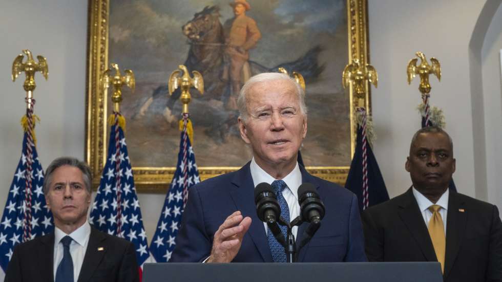 epa10429218 US President Joe Biden, with US Secretary of State Antony Blinken and US Secretary of Defense Lloyd Austin, announces the transfer of M1 Abrams tanks to Ukraine during remarks on continued U.S. support to Ukraine in the Roosevelt Room of the White House in Washington, DC, USA, 25 January 2023. The US are to send some 31 of their M1 Abrams tanks to the Ukraine, Biden announced on 25 January 2023. The announcement comes the same day Germany cleared the way for deliveries of German-made Leopard 2 tanks to the Ukraine. Russian troops entered Ukraine territory on 24 February 2022, starting an armed conflict that has provoked destruction and a humanitarian crisis.  EPA/SHAWN THEW