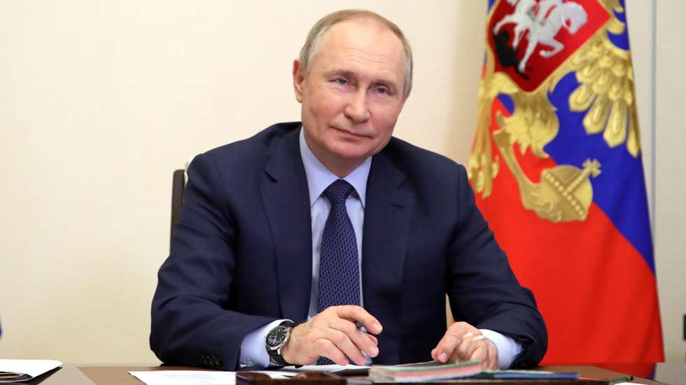 epa09848805 Russian President Vladimir Putin meets with the winners of the 2021 Presidential Prize for young cultural workers and with Presidential Prize winners in the field of literature and art for works for children and youth in 2021 via teleconference call, in Novo-Ogaryovo state residence outside Moscow, Russia, 25 March 2022.  EPA/MIKHAIL KLIMENTYEV / KREMLIN / SPUTNIK / POOL MANDATORY CREDIT