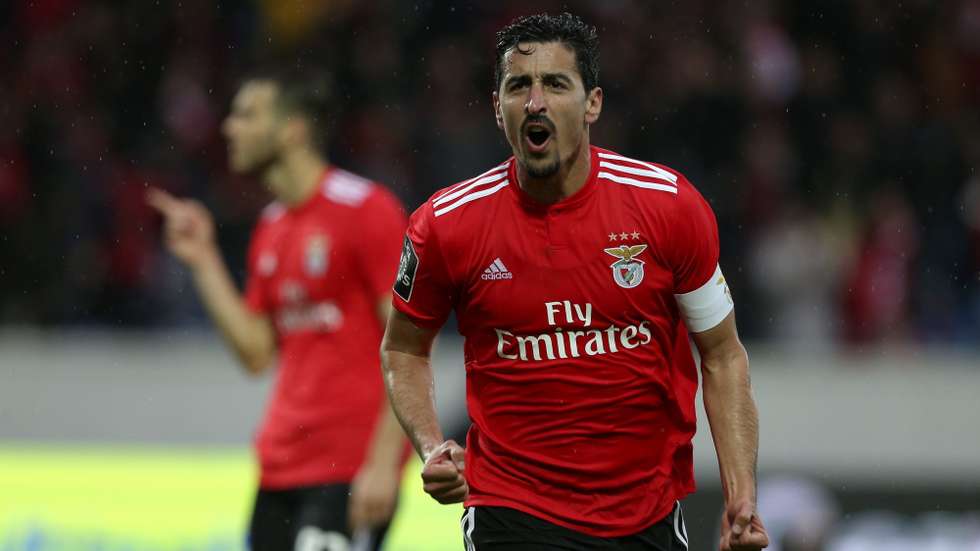 participou em 308 jogos e marcou 11 golos pelo clube da Luz, conquistando neste período cinco títulos de campeão nacional