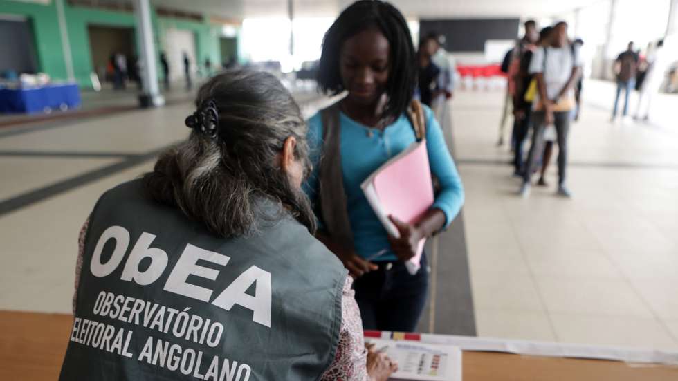 Alunos da Universidade Católica de Angola participam na simulação e esclarecimento do processo eleitoral nas eleições Presidenciais 2017, que irá decorrer no próximo dia 23 de agosto, realizada na Universidade Católica de Angola, em Luanda, Angola, 11 de agosto de 2017. O exercício “E Se Hoje Fosse 23 de Agosto” é uma simulação do processo eleitoral para identificar e corrigir comportamentos impróprios no dia do voto. MANUEL DE ALMEIDA / LUSA