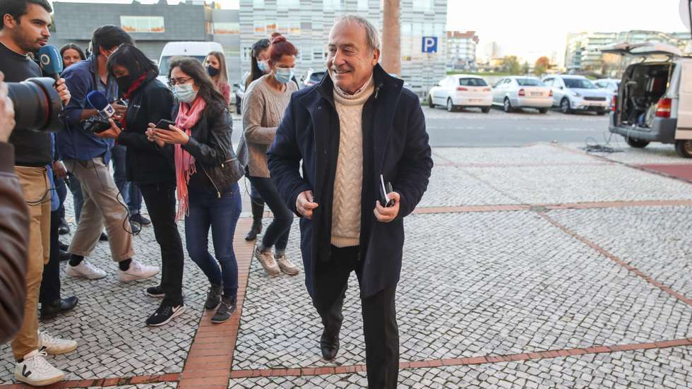 O ex-presidente do Partido Social Democrata (PSD), Luis Filipe Menezes à chegada para o Conselho Nacional extraordinário do partido para análise da situação política decorrente da não aprovação do Orçamento do Estado para 2022 e da dissolução da Assembleia da República, e alteração ao “Regulamento da Eleição do Presidente da Comissão Política Nacional e do 39.° Congresso Nacional” e respetivo cronograma, no Centro Congressos Aveiro, 6 de novembro de 2021. PAULO NOVAIS/LUSA