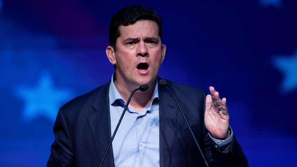 epa09574526 Former Brazilian judge Sergio Moro speaks during a meeting with supporters in Brasilia, Brazil 10 November 2021. Former Brazilian judge Sergio Moro, who imprisoned Luiz Inacio Lula da Silva and later became President Jair Bolsonaro&#039;s minister, joined the Podemos party on 10 November that hailed him as a possible presidential candidate for 2022.  EPA/Joedson Alves