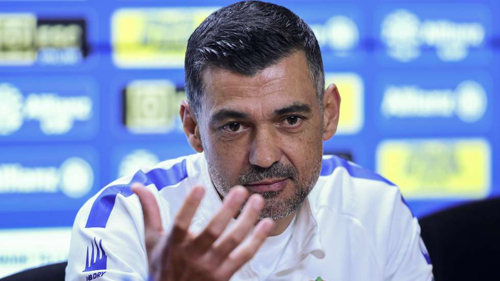 O treinador do Futebol Clube do Porto, Sérgio Conceição, durante a conferêcia de imprensa de antevisão do jogo com o Sporting para a Taça da Liga, realizada no Centro de Treinos em Vila Nova de Gaia, 27 de janeiro de 2023. ESTELA SILVA/LUSA