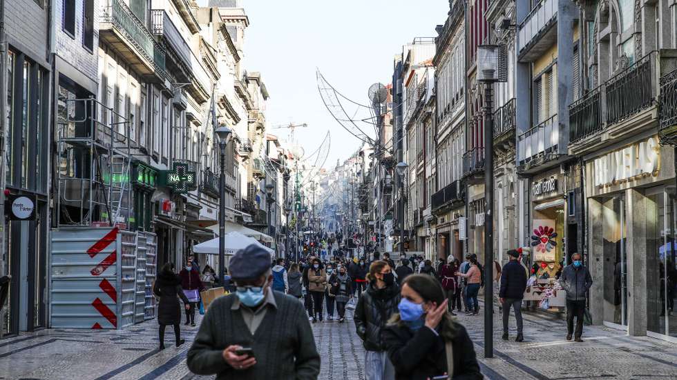 O contraste de movimento na rua de Santa Catarina, na baixa da cidade do Porto, antes e depois do recolher obrigatório do estado de emergência, no âmbito das medidas de contenção da covid-19, 28 de novembro de 2020. Com 213 concelhos em risco em Portugal, o Conselho de Ministros decretou, durante este e o próximo fim de semana, a proibição de circulação interconcelhia, bem como o confinamento obrigatório para toda a população destes concelhos a partir das 13h. JOSÉ COELHO/LUSA