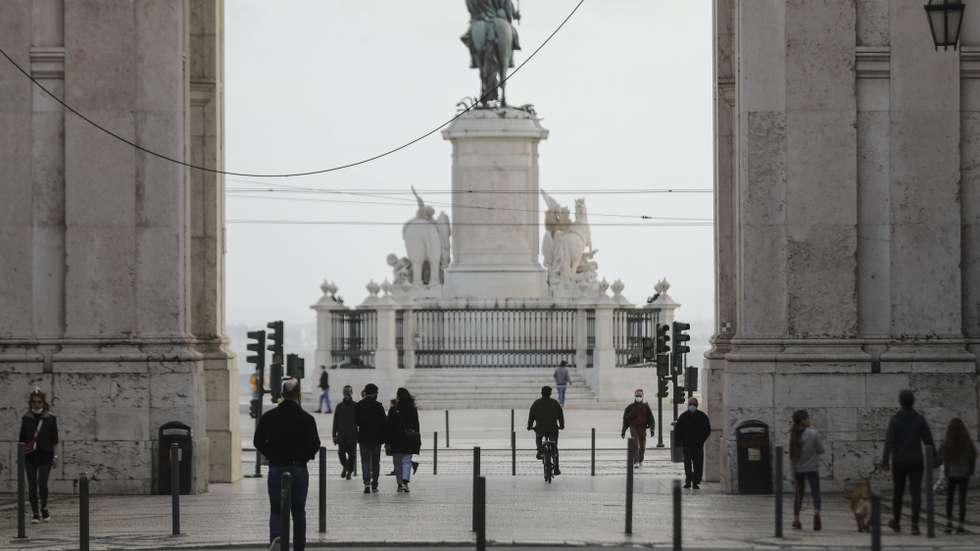 Pessoas passeiam junto ao Arco da Rua Augusta em Lisboa, durante período com medidas de restrição impostas pelo novo confinamento, na sequência da pandemia de Covid-19, 30 de janeiro de 2021. MIGUEL A. LOPES/LUSA