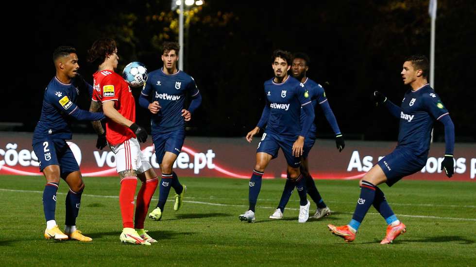 Belenenses's Diogo Calila (L) in action against Benfica´s Darwin Nunez (2-L) during the Portuguese first league soccer match between Belenenses SAD vs Benfica, at National Stadium, in Oeiras, near of Lisbon, Portugal, 27 November 2021. Belenenses SAD will host Benfica today with only nine players on the field, due to the outbreak of covid-19 that ravaged the squad, for the 12th round match of the Portuguese Football League. ANTONIO COTRIM/LUSA