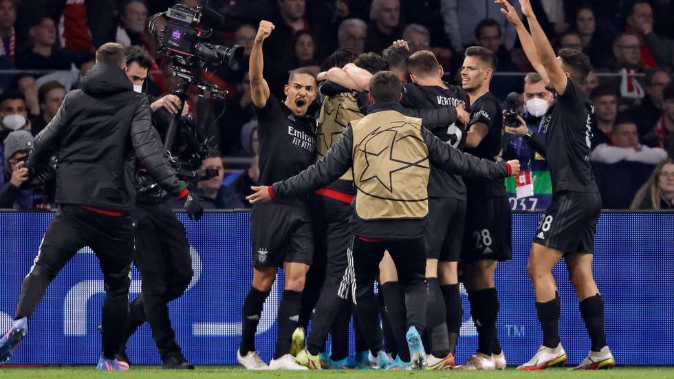 Benfica fez a festa em Amesterdão em campo e fora dele, com muitos adeptos presentes nas bancadas da Johan Cruyff Arena