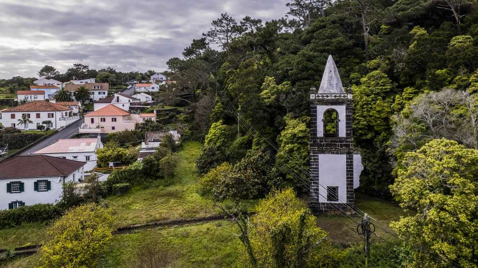 Na freguesia de Santo Amaro, na ilha açoriana de São Jorge, uma das mais afetadas pela crise sísmica, a população está apreensiva e preparada para sair de casa, devido ao cenário que lembra catástrofes do passado, concelho de Velas, Ilha de São Jorge, Açores, 23 de março de 2022. No centro da freguesia com 790 habitantes e 21,23 quilómetros quadrados, localizada no concelho das Velas, as pessoas procuram fazer a rotina habitual, mas o ambiente é de apreensão devido à crise sísmica que está a assolar a ilha, onde desde terça-feira e até à manhã de hoje já se tinham sentido 20 sismos. ANTÓNIO ARAÚJO/LUSA
