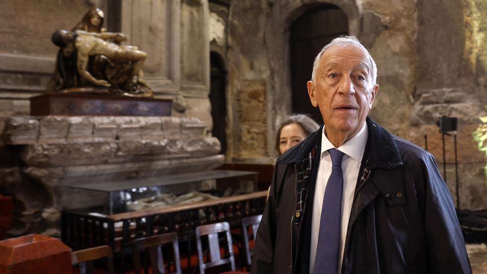 O Presidente da República, Marcelo Rebelo de Sousa, à chegada para a inauguração da mostra expositiva "A Paz é possível. A Vigília da Capela do Rato e a contestação à Guerra Colonial", na Igreja de São Domingos, em Lisboa, 08 de dezembro de 2022. Organizado pela Estrutura de Missão dos 50 anos do 25 de Abril, o debate é promovido no âmbito do programa comemorativo do 50.º aniversário da vigília da Capela do Rato. ANTÓNIO PEDRO SANTOS/LUSA