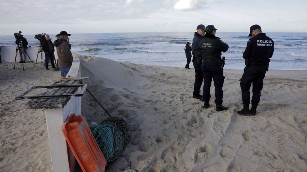 Elementos da Policia Marítima participam nas buscas dos três tripulantes de uma embarcação desaparecida na sexta-feira ao largo na Nazaré, na Praia do Pedrogão em Leiria. PAULO CUNHA/LUSA