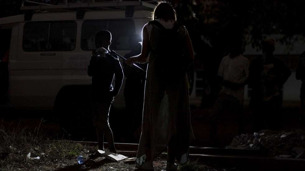 F, 11 anos, fala com uma jornalista em Luanda, Angola, 28 de outubro de 2020. “Quase todas as histórias de quem vive na rua começam de forma triste, nascidas da violência e da pobreza, mas algumas têm um final feliz. Tal como outras crianças, também estes meninos e meninas têm sonhos e há até quem ambicione tornar-se o próximo presidente da República de Angola.(ACOMPANHA TEXTO DA LUSA DO DIA 12 DE DEZEMBRO DE 2020). AMPE ROGÉRIO/LUSA