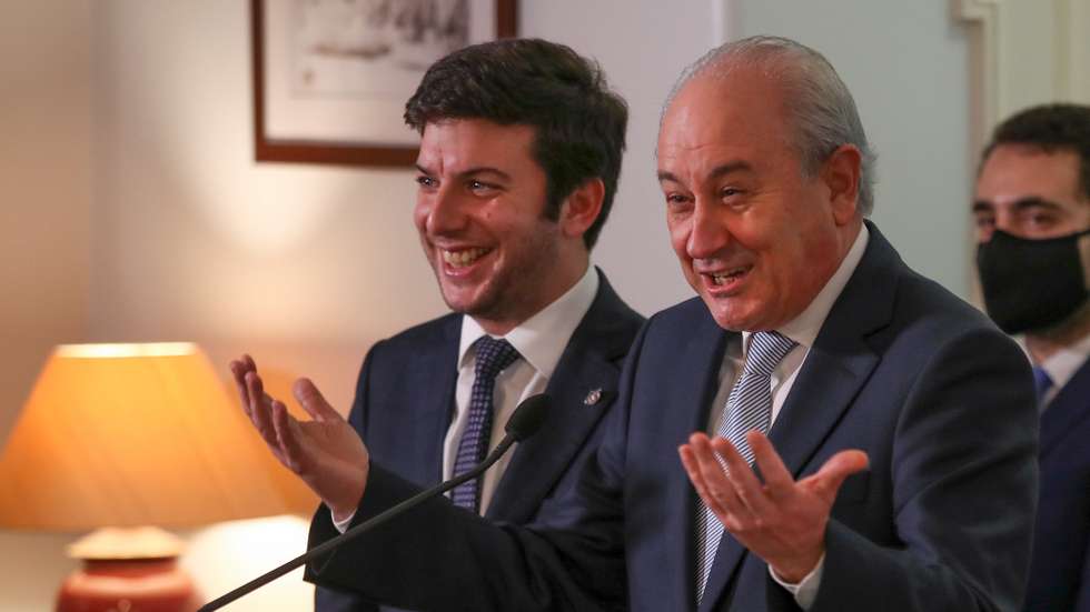 O presidente do Partido Social Democrata (PSD), Rui Rio (D), e o presidente do CDS-PP, Francisco Rodrigues dos Santos, falam aos jornalistas em conferência de imprensa conjunta após uma reunião realizada  na sede nacional do PSD, em Lisboa, 27 de janeiro de 2021.  MANUEL DE ALMEIDA/LUSA