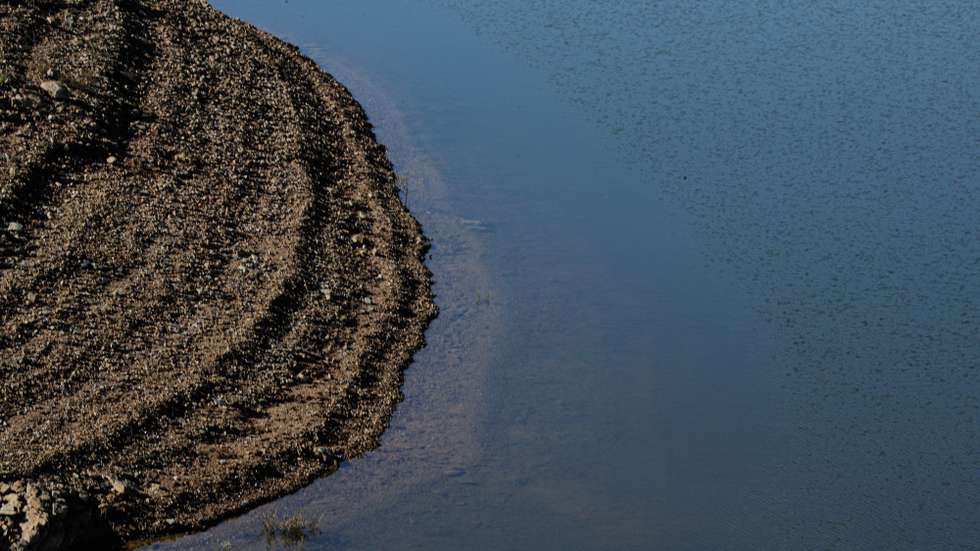 Falta de chuva no Algarve com a Barragem de Odeleite no barlavento algarvio com níveis minimos de água, Castro Marim, 23 de novembro de 2020. A chuva que caiu em outubro e novembro no Algarve aliviou alguma da pressão sobre os agricultores, mas não afastou a possibilidade de racionamento da água das barragens para a agricultura, hipótese que preocupa os agricultores. (ACOMPANHA TEXTO DE 3/12/2020) LUÍS FORRA/LUSA