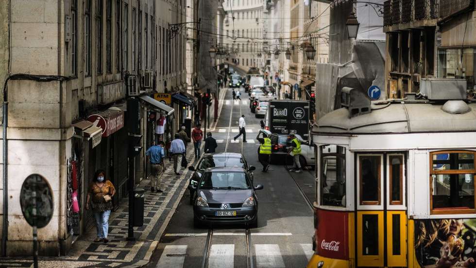 Pessoas caminham para Baixa de Lisboa, 18 de junho de 2021. O Governo decidiu proibir as deslocações de e para a Área Metropolitana de Lisboa (AML) no fim de semana devido à subida dos casos de covid-19 neste território. MÁRIO CRUZ/LUSA