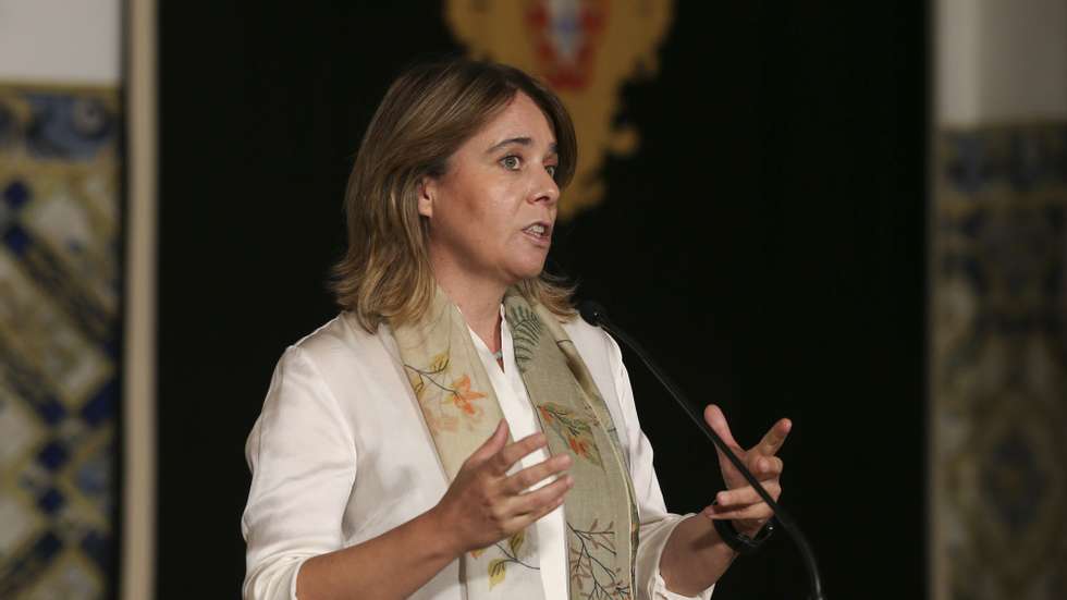 A coordenadora do Bloco de Esquerda (BE) , Catarina Martins, fala aos jornalistas à saída de uma audiência com o Presidente da República, Marcelo Rebelo de Sousa (ausente da fotografia), no âmbito dos encontros periódicos habituais e tendo em consideração a apresentação da proposta de lei de Orçamento do Estado 2022, Palácio de Belém, em Lisboa, 15 de outubro de 2021. MANUEL DE ALMEIDA/LUSA