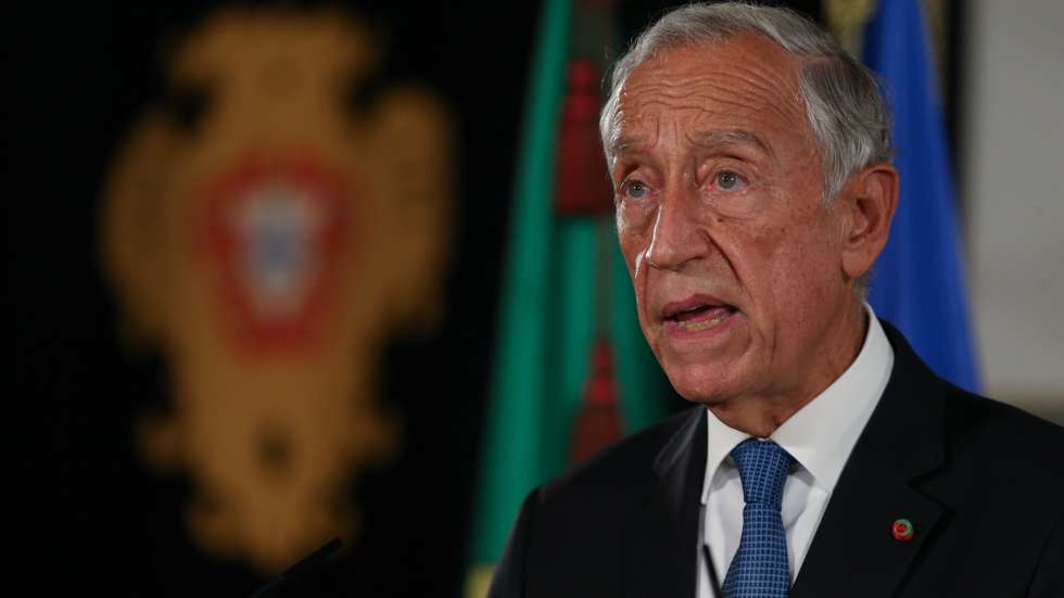 O Presidente da República, Marcelo Rebelo de Sousa, anunciou hoje durante uma comunicação ao país, que vai dissolver o parlamento e marcar eleições legislativas antecipadas para 30 de janeiro, no Palácio de Belém, em Lisboa, 04 de novembro de 2021. "Uma semana e um dia depois da rejeição do Orçamento para 2022 encontro-me em condições de vos comunicar que decidi dissolver a Assembleia da República e convocar eleições para o dia 30 de janeiro de 2022", afirmou Marcelo Rebelo de Sousa, numa comunicação ao país, a partir do Palácio de Belém, em Lisboa. MANUEL DE ALMEIDA/LUSA