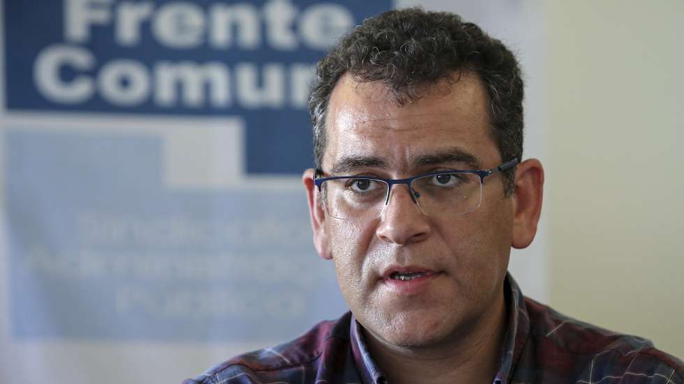 O secretário-geral da Frente Comum, Sebastião Santana, durante a conferência de imprensa para anunciar uma manifestação nacional para o próximo dia 20 de maio, em Lisboa, 26 de abril de 2022. ANTÓNIO COTRIM/LUSA