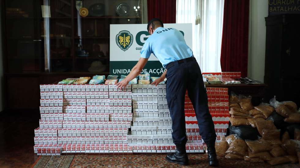 A GNR anunciou hoje o desmantelamento de uma rede ibérica organizada que se dedicava à produção e comercialização ilícita de cigarros e de outros produtos de tabaco em Portugal e em Espanha, após dois anos de investigação, Porto, 21 de julho 2021. ESTELA SILVA/LUSA