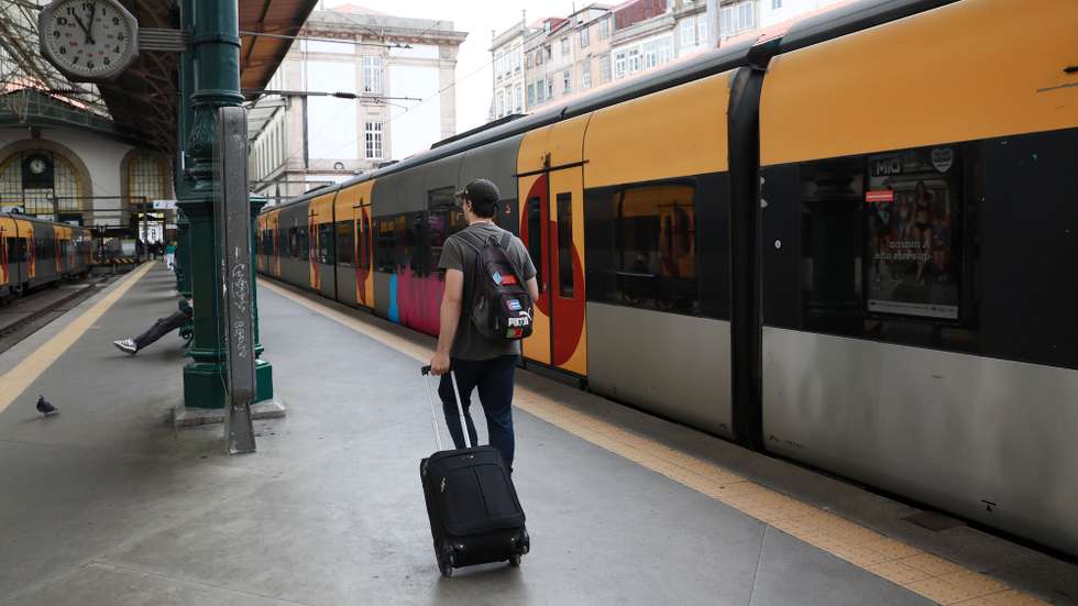Estação de S. Bento no Porto, 16 de maio 2022. Os trabalhadores da CP – Comboios de Portugal fazem hoje uma greve de 24 horas, para reivindicar aumentos salariais de 90 euros para todos os trabalhadores. ESTELA SILVA/LUSA