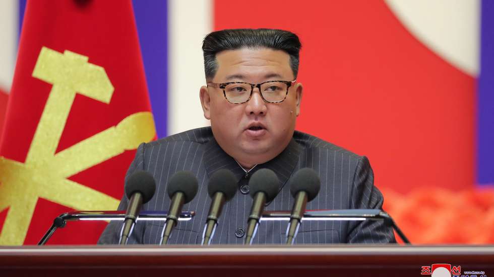 epa10115147 A photo released by the official North Korean Central News Agency (KCNA) shows North Korean leader Kim Jong Un speaking during a 'national meeting of reviewing the emergency anti-epidemic work' in Pyongyang, North Korea, 10 August 2022 (issued 11 August 2022). The North Korean leader declared victory over the coronavirus disease (COVID-19) pandemic and called for preventive measures to be eased.  EPA/KCNA   EDITORIAL USE ONLY