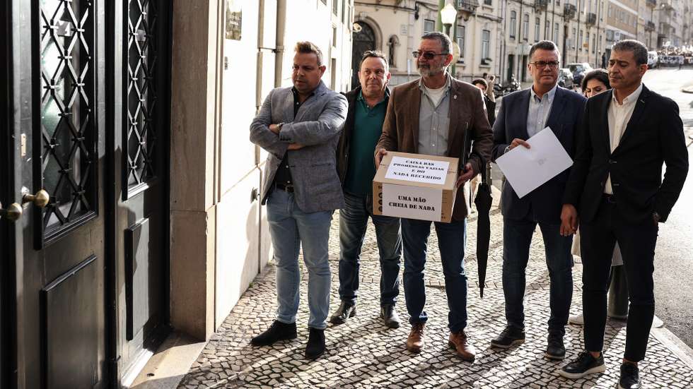 Elementos das associações militares e forças de segurança durante a ação de protesto que decorreu junto à residência oficial do primeiro-ministro contra os parcos aumentos salariais previstos para 2023, Lisboa, 19 de novembro de 2022. O protesto, é organizado pela Comissão Coordenadora Permanente (CCP) dos Sindicatos e Associações dos Profissionais das Forças e Serviços de Segurança, estrutura que congrega os sindicatos e associações mais representativos do setor da segurança interna, e pelas associações das Forças Armadas Associação Nacional de Sargentos (ANS), Associação de Oficiais das Forças Armadas (APFA) e Associação de Praças (AP). ANTÓNIO COTRIM/LUSA