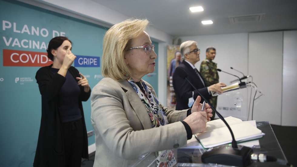 A diretora-geral da Saúde, Graça Freitas, acompanhada pelo secretário de Estado Adjunto e da Saúde, António Sales, e o coordenador do núcleo de coordenação do plano de vacinação contra a Covid-19, Coronel Carlos Penha-Gonçalves.durante a conferência de Imprensa sobre a campanha de vacinação contra a Covid-19 e a Gripe sazonal, no Ministerio da saúde, em Lisboa, 12 novembro 2021.  ANDRÉ KOSTERS/LUSA