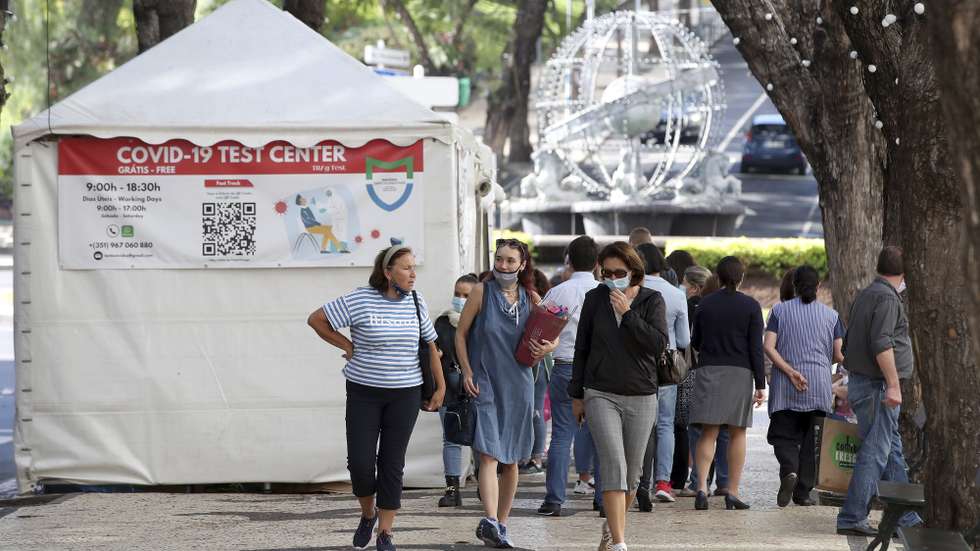 Pessoas aguardam junto a um dos vários centros de testes à covid-19 instalados na cidade do Funchal, após o Governo Regional da Madeira ter decretado novas medidas de prevenção, na ilha da Madeira, 19 de novembro de 2021. O Governo da Madeira determinou na quinta-feira a obrigatoriedade de apresentação de certificado de vacinação e teste antigénio para frequentar qualquer recinto público ou privado, anunciou o chefe do executivo, referindo que a medida entra em vigor às 00:00 de sábado. HOMEM DE GOUVEIA/LUSA
