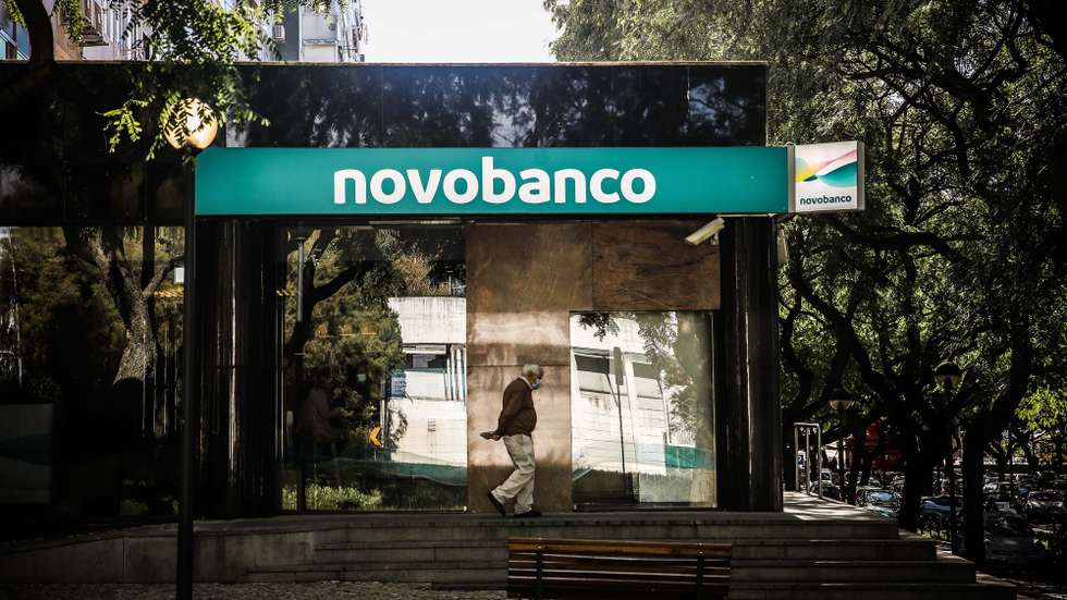Uma pessoa passa por um balcão do Novo Banco após a aplicação da nova imagem de marca, em Lisboa, 8 de novembro de 2021. MÁRIO CRUZ/LUSA