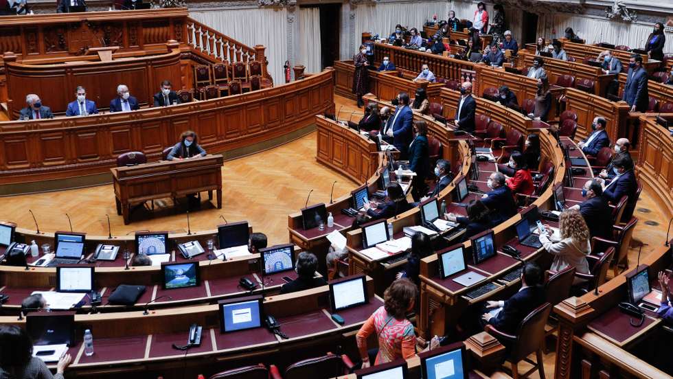 Deputados do Partido Comunista Português (PCP) votam contra o pedido de autorização de renovação do estado de emergência na Assembleia da República, em Lisboa, 20 de novembro de 2020. ANTÓNIO COTRIM/LUSA