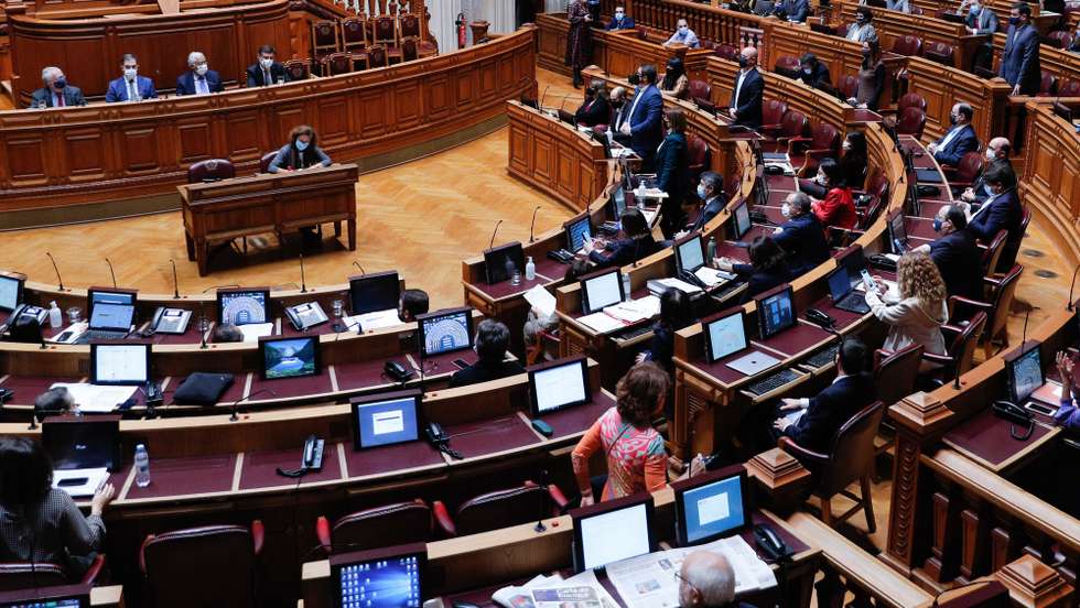 Deputados do Partido Comunista Português (PCP) votam contra o pedido de autorização de renovação do estado de emergência na Assembleia da República, em Lisboa, 20 de novembro de 2020. ANTÓNIO COTRIM/LUSA