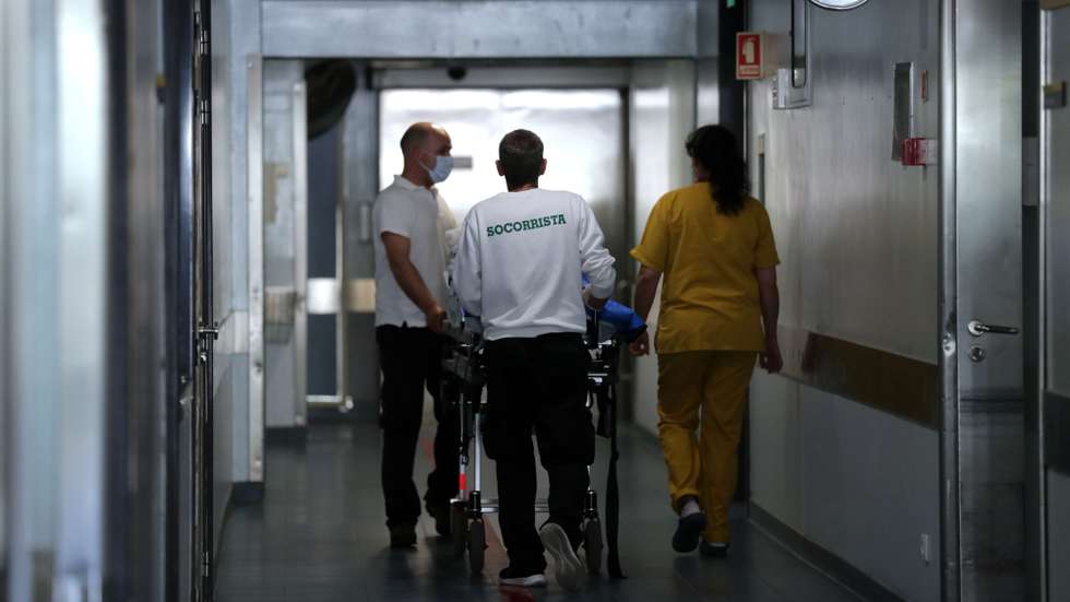 Serviço de urgência do Hospital de São João, no Porto, 06 de maio de 2020. A retoma da atividade regular no hospital do Porto, onde a 02 de março foi detetado o primeiro caso da covid-19 em Portugal, introduziu rotinas novas como a medição de temperatura e circuitos de triagem que, desejam os responsáveis, perdurarão no pós-pandemia. (ACOMPANHA TEXTO DO DIA 08 DE MAIO DE 2020). ESTELA SILVA/LUSA