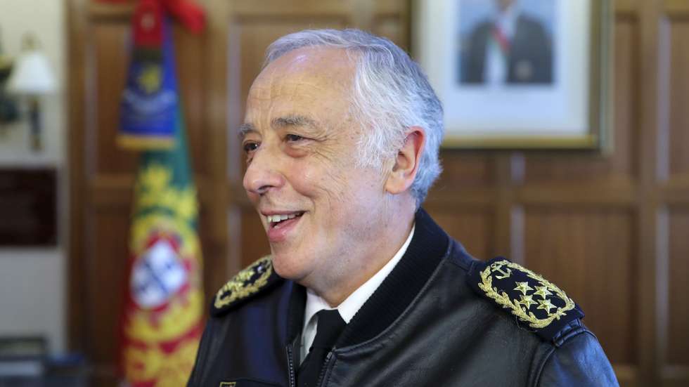O chefe do Estado-Maior-General das Forças Armadas (CEMGFA), almirante António Silva Ribeiro, durante uma entrevista à agência Lusa, no seu gabinete do CEMGFA, em Lisboa, 24 de março de 2022. As Forças Armadas portuguesas recolheram 20 toneladas de manuais escolares, que serão enviados para a Guiné-Bissau ao abrigo de uma parceria com as Forças Armadas guineenses, disse à Lusa o chefe do Estado-Maior-General das Forças Armadas (CEMGFA). (ACOMPANHA TEXTO DA LUSA DO DIA 26 DE MARÇO DE 2022). MANUEL DE ALMEIDA/LUSA
