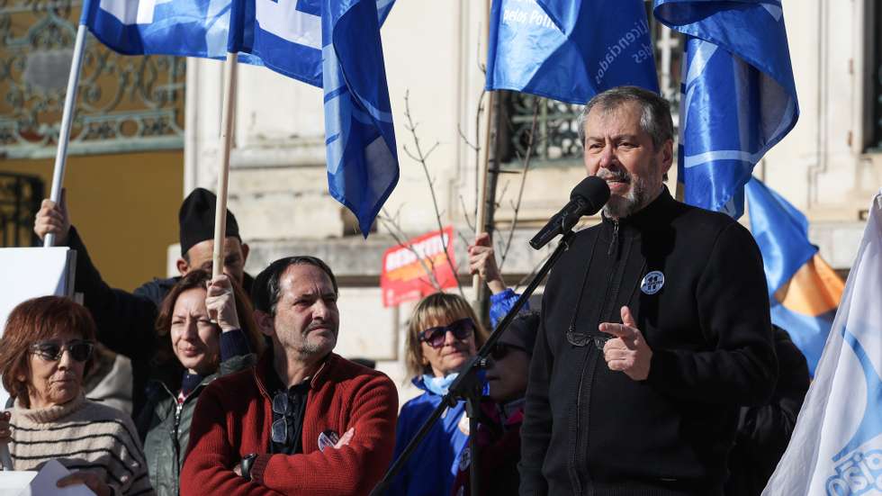 O secretário-geral da FENPROF, Mário Nogueira, intervém na manifestação em mais um dia de greve dos professores no distrito de Leiria, no centro de Leiria, 30 de janeiro de 2023. Convocada por oito organizações sindicais: Associação Sindical de Professores Licenciados (ASPL), Federação Nacional dos Professores (FENPROF), Pró-Ordem dos Professores - Associação Sindical/Federação Portuguesa dos Professores, Sindicato dos Educadores e Professores Licenciados (SEPLEU), Sindicato Nacional dos Profissionais de Educação (SINAPE), Sindicato Nacional e Democrático dos Professores (SINDEP), Sindicato Independente de Professores e Educadores (SIPE) e Sindicato Nacional dos Professores Licenciados pelos Politécnicos e Universidades (SPLIU). PAULO CUNHA/LUSA