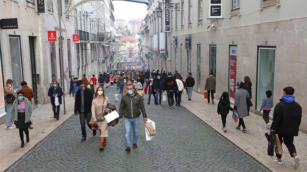 Cidadãos fazem as suas compras de Natal na Baixa de Lisboa, antes do recolher obrigatório do estado de emergência, no âmbito das medidas de contenção da covid-19, em Lisboa, 19 de dezembro de 2020. No fim-de-semana os estabelecimentos comerciais apenas podem funcionar entre as 08:00 e as 13:00 nos concelhos classificados como de risco “extremamente elevado” e “muito elevado”, medida imposta pelo estado de emergência que estará em vigor até às 23:59 de 23 de dezembro. ANTÓNIO PEDRO SANTOS/LUSA
